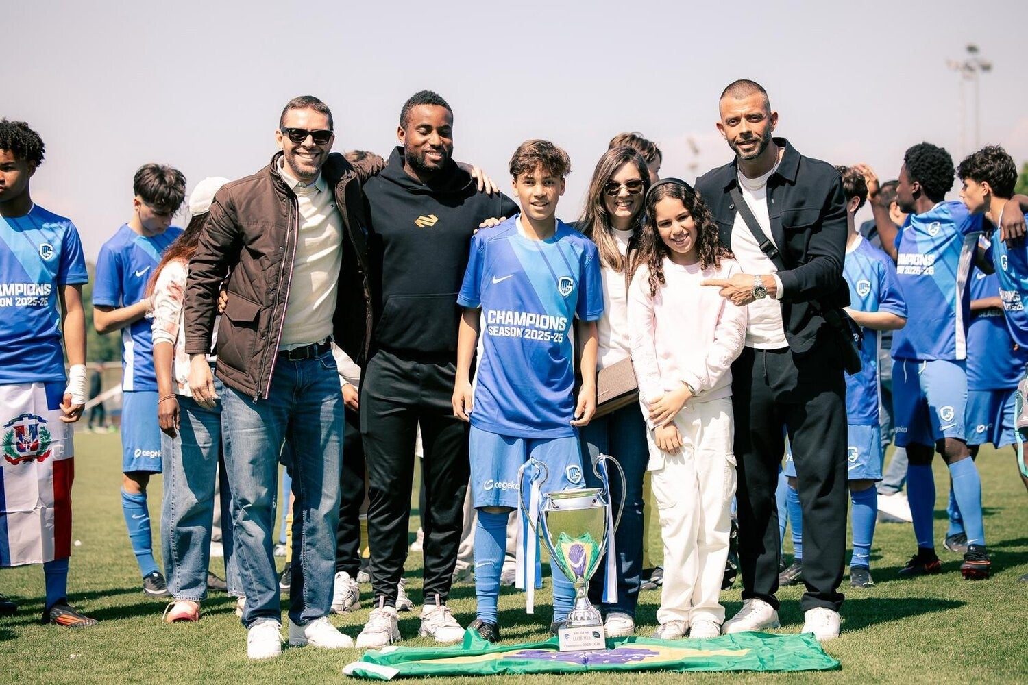 Family and player on the KRC Genk pitch, BodyFitWithMe coaching
