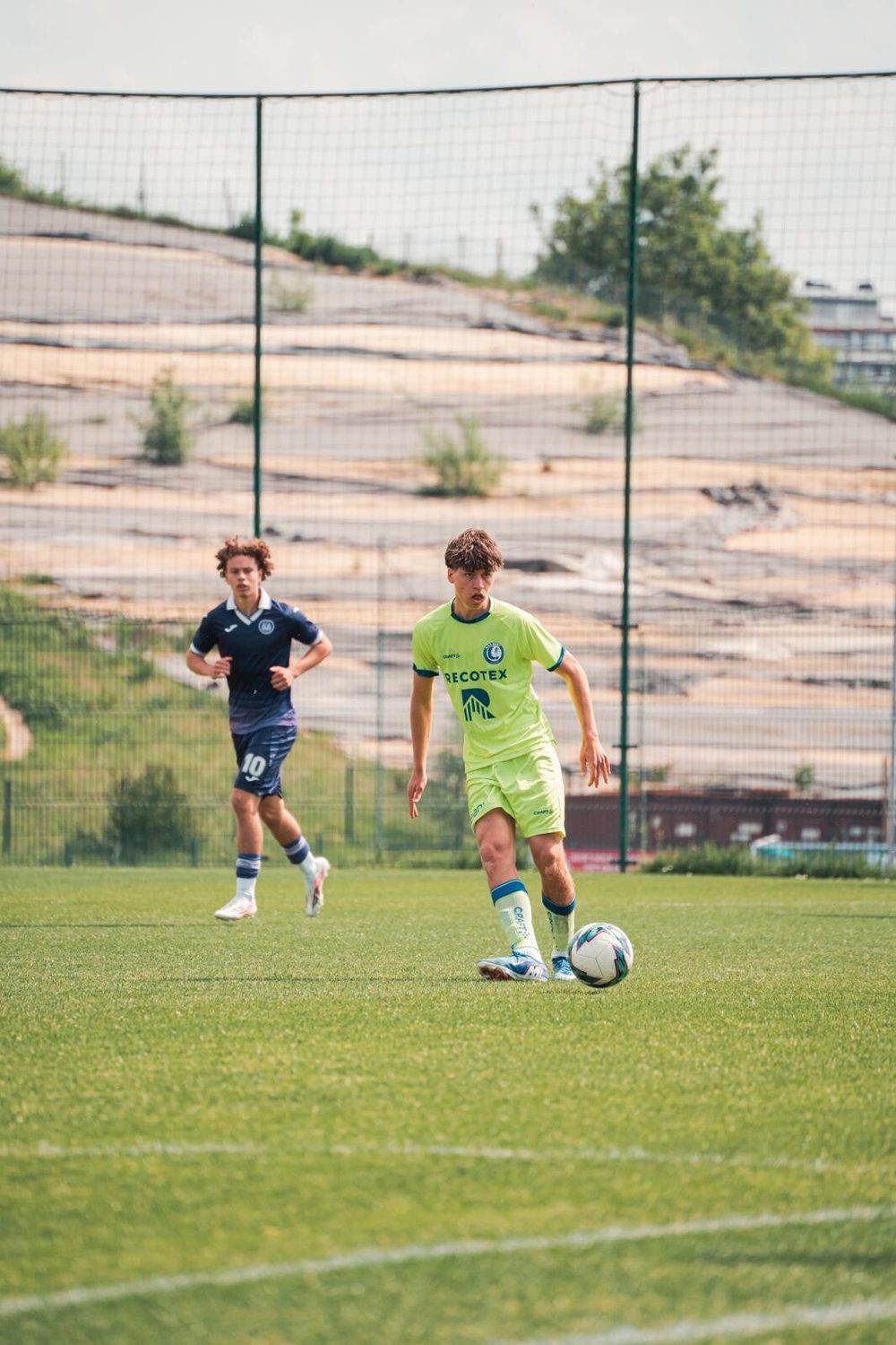 Lukas, KAA Gent U18, running with the ball in a match: muscle gained without losing speed