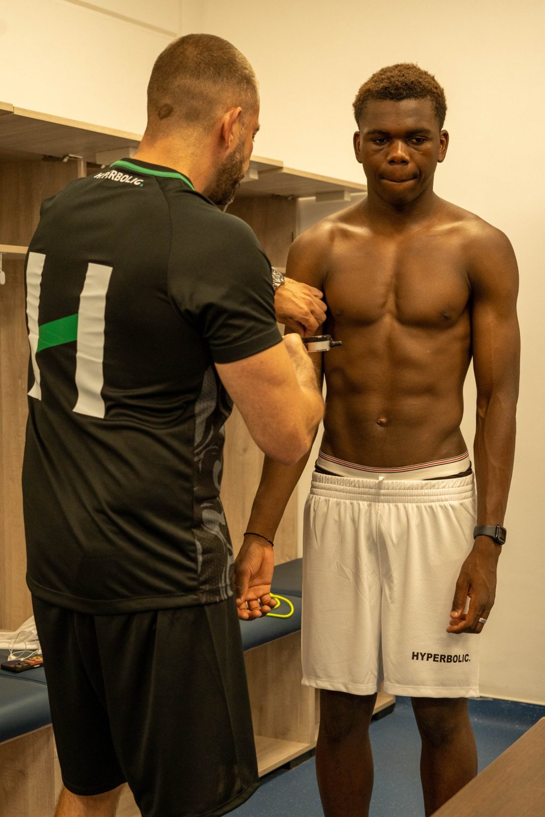 Jérôme Devos measures a young footballer's skinfolds with callipers, BodyFitWithMe body composition tracking
